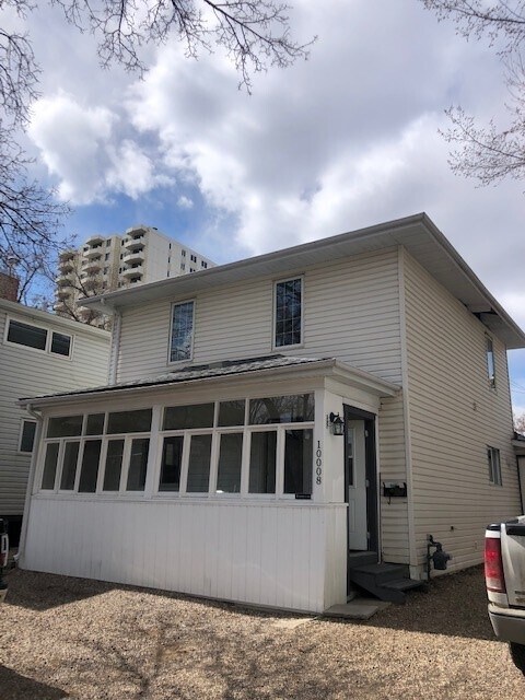 Photo du bâtiment - 3 Bed 1.5 Bath Unit in Edmonton, AB