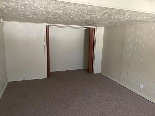 Building Photo - 3 bed 1 bath garage conversion , great are...