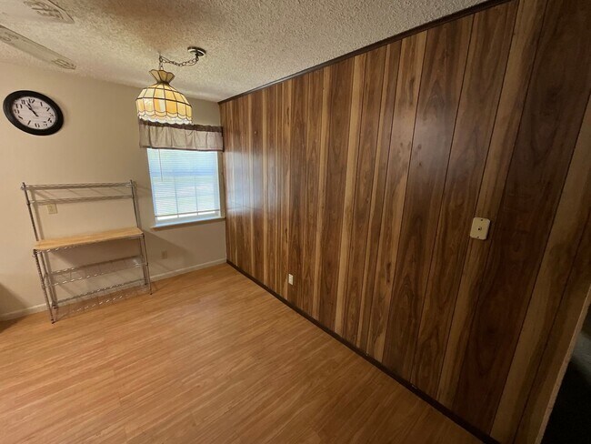 Foto del edificio - Rural 2/2 near Compass Lake in Marianna w/ One-Car Garage
