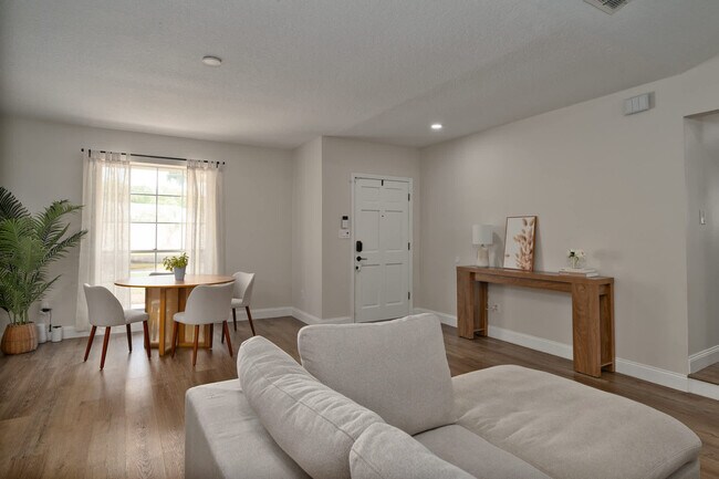 Foto del edificio - 4520 Lake Gem Cir