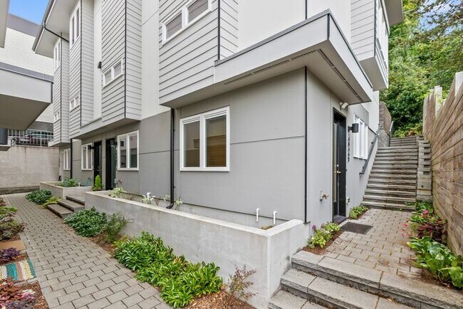 Building Photo - Sweet Ultra-Modern Air-Conditioned West Se...