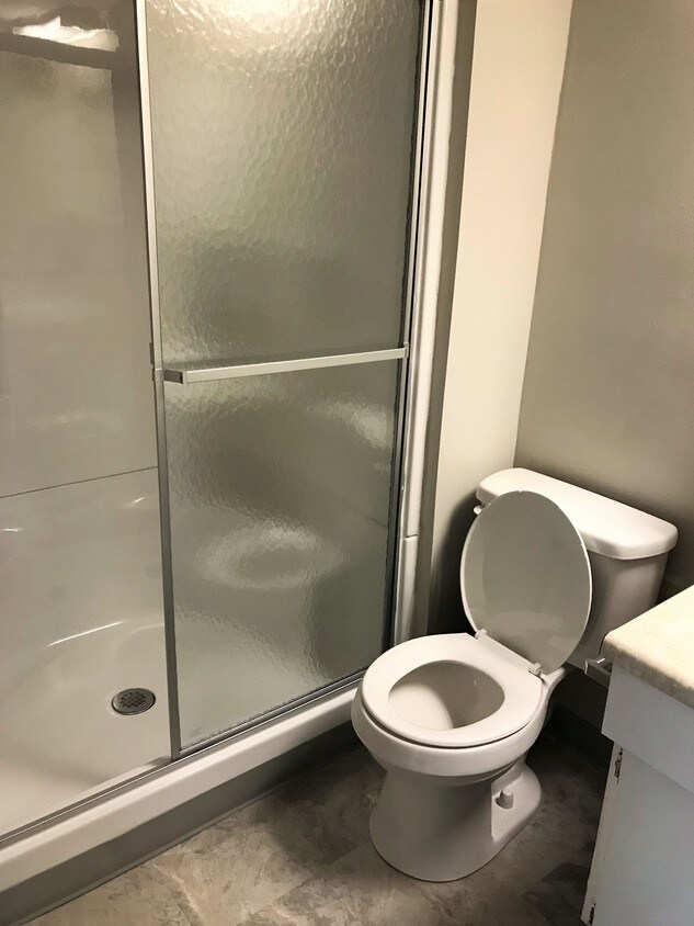 Baño nuevo - 1000 Mustang Dr
