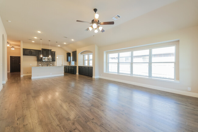 Foto del edificio - Bright Brick Home in Aubrey, TX