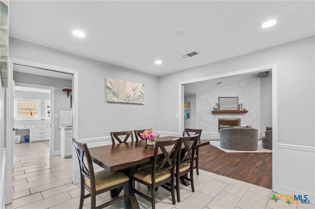 Foto del edificio - 6037 Country Club Dr