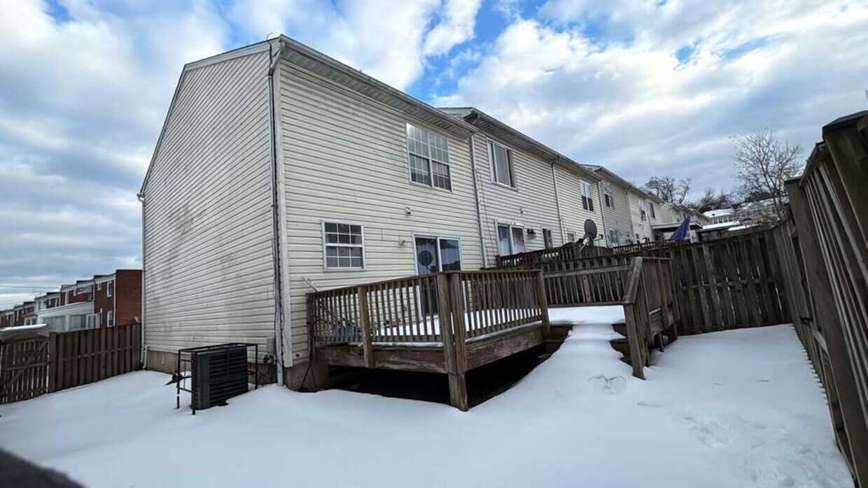 Foto del edificio - BEAUTIFUL, LARGE 3 BEDROOM RE-MODELED TOWN HOME! END OF GROUP HUGE FENCED IN YARD WITH A DECK! IT...