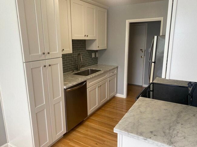 Fully remodeled kitchen. Cabinets, backsplash, counter, appliances - 666 Oakland Ave Apartment