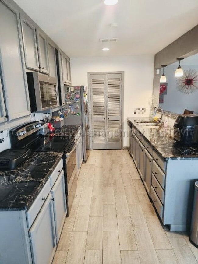 Building Photo - Charming Home in Established Community in ...