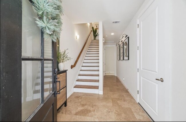 Foto del edificio - 5729 Larkin St