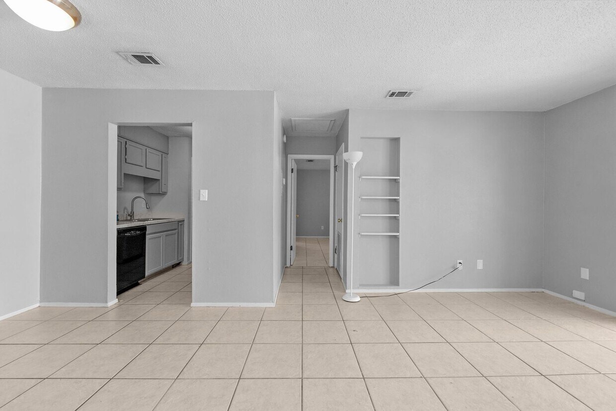 Foto principal - Charming 1 Bedroom/1 Bathroom Available Now!