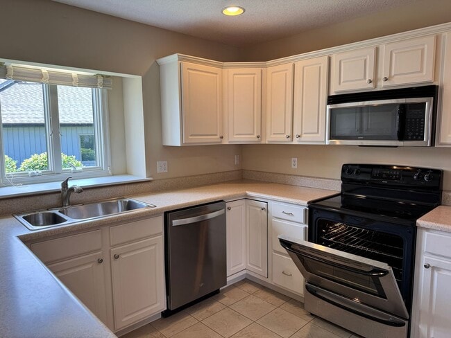 Building Photo - Weaverville - Well Kept Townhome with Flex Space