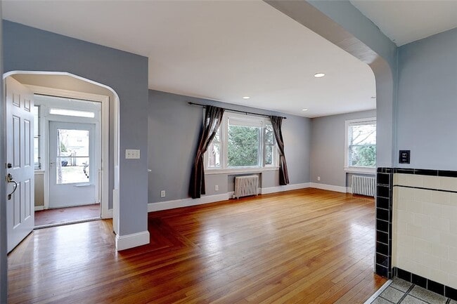 Building Photo - 157 Sandringham Ave