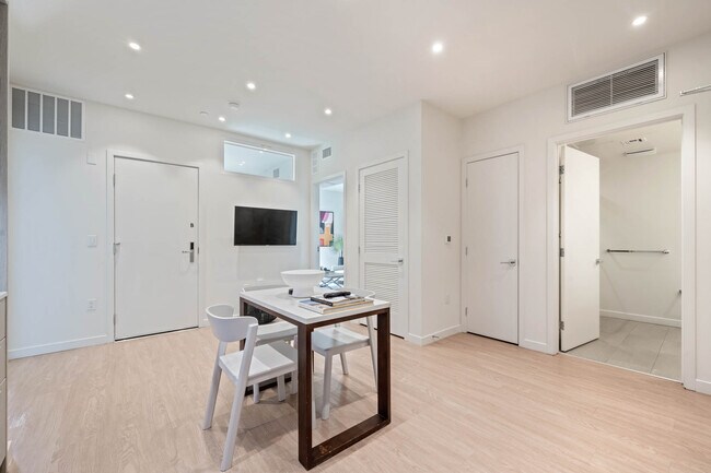 Foto del edificio - 5851 W 88th St