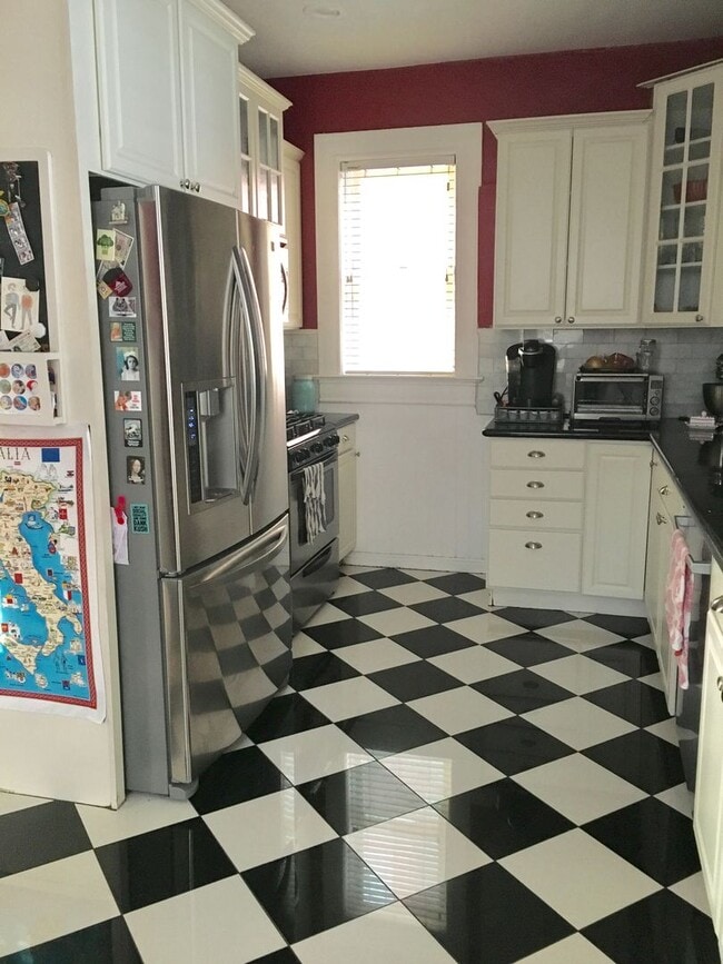 Building Photo - Charming Victorian Home Near the Universit...