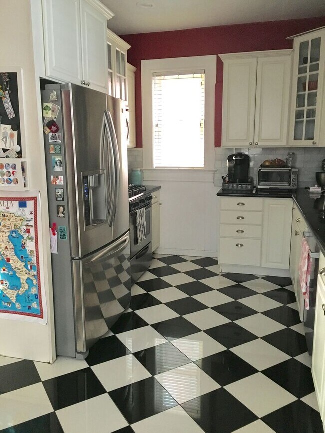 Foto del edificio - Charming Victorian Home Near the Universit...