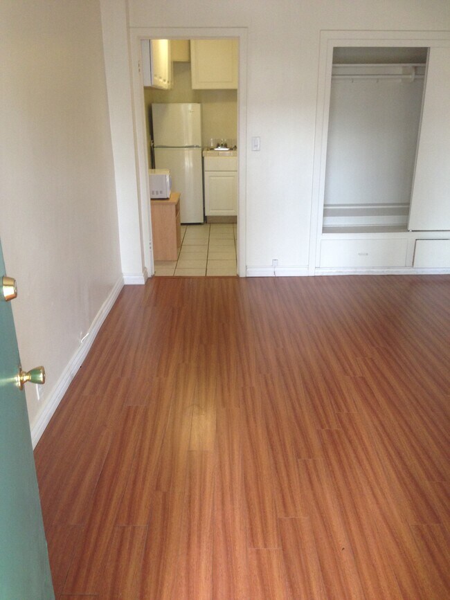 Building Photo - 479 Landfair Ave.