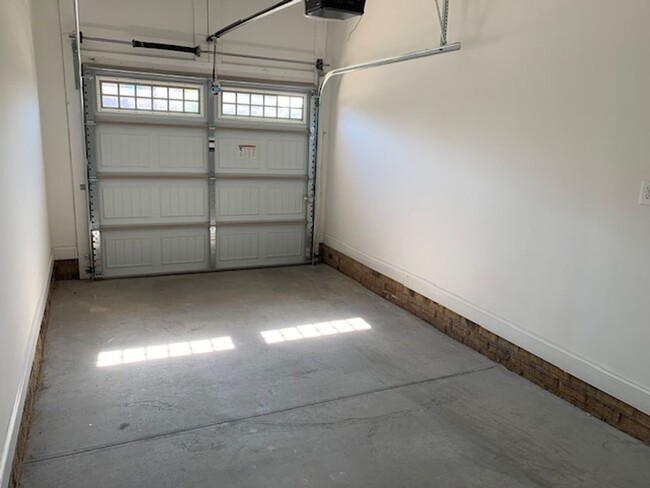 Foto del edificio - Stunning Brick Townhome with Garage in Tre...