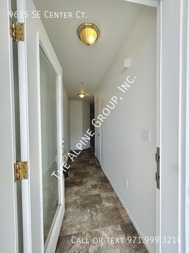 Building Photo - 9615 SE Center Ct