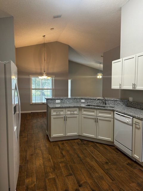 Foto del edificio - Newly Remodeled 3/2 on Pond in Crescent Lakes $2100.00, Available NOW.