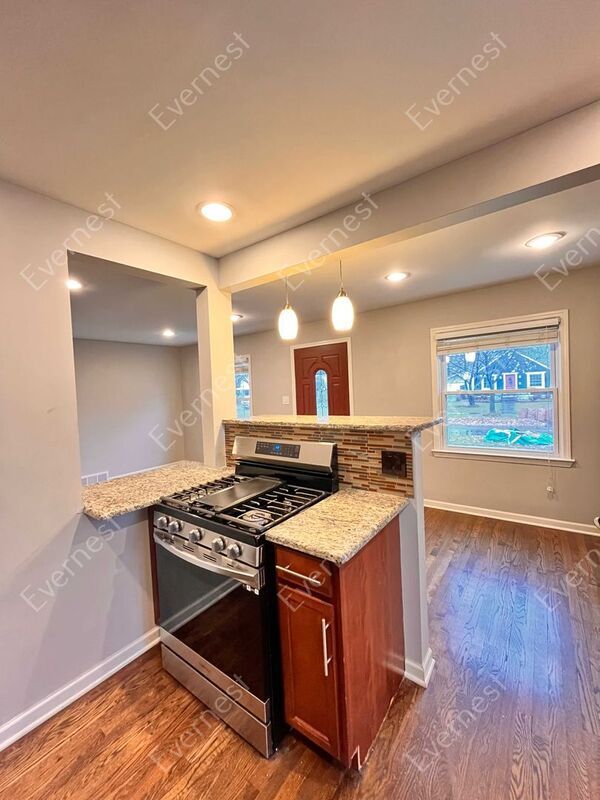 Building Photo - 825 N Kenwood Ave