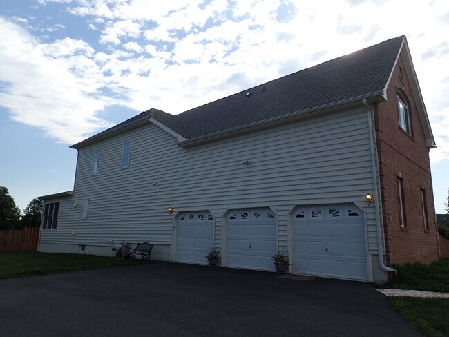 Building Photo - 43490 Freeport Pl