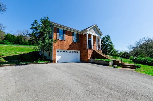 Building Photo - Spacious 3 Bed/3 Bath, 2 Car Garage, Renta...