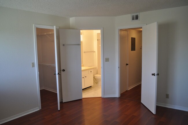 Building Photo - 3450 Pinewalk Dr N