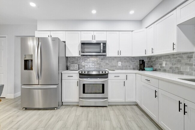 Building Photo - 2374 Poinciana Dr