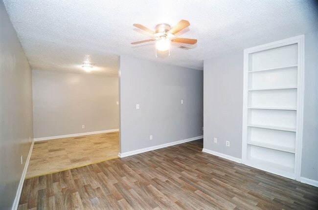 Building Photo - 2425 Tuxedo Dr NW
