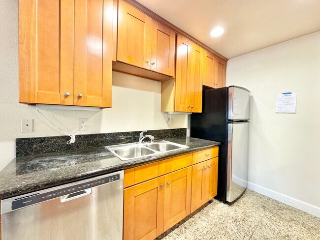 Building Photo - Beautiful 1 Bedroom/1 Bathroom Condo Locat...