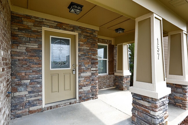 Building Photo - Large Updated 3 Bed / 2.5 Bath Home