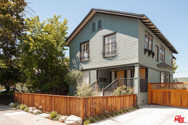 Foto del edificio - 116 Roselawn Pl