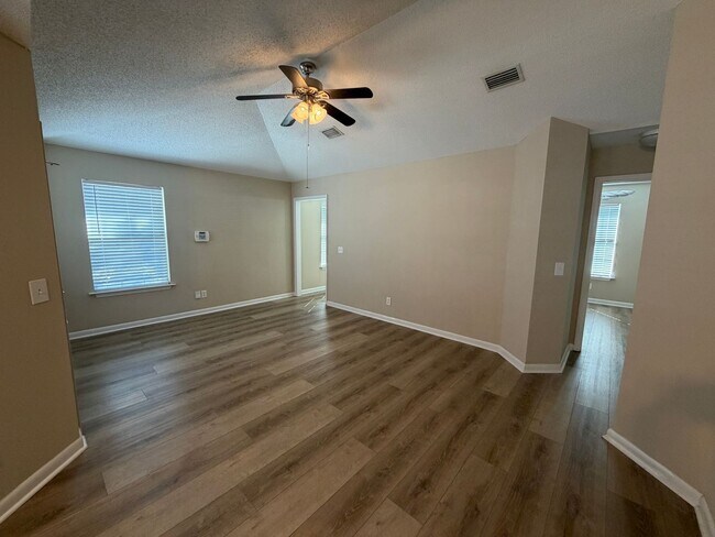 Foto del edificio - 114 Dalton Cody Dr