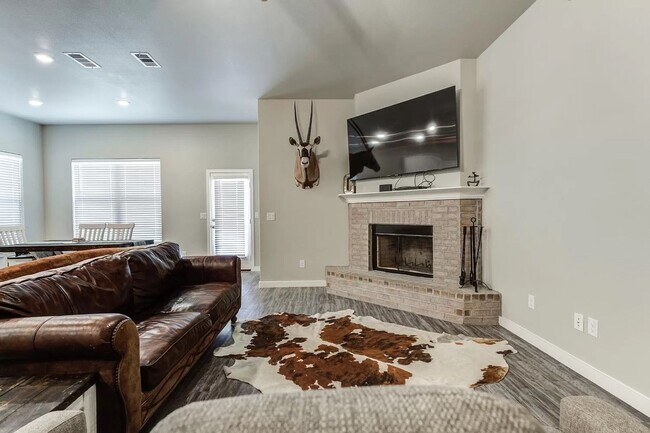 Building Photo - 4 Bedroom 2 bathroom house in Frenship ISD...