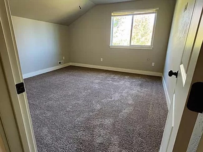 Building Photo - Beautiful 3 bed 3 bath home available in C...