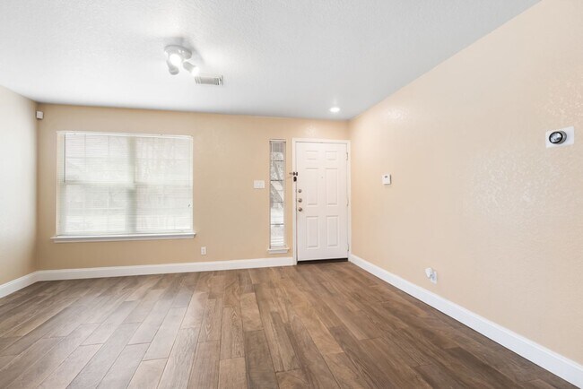 Foto del edificio - 4 Bedroom 2 1/2 bath Springtree Ranch Subdivision