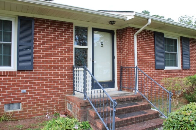 Foto del edificio - 1705 Hillcrest Dr W