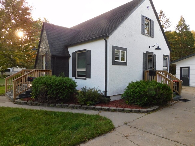 Building Photo - 1802 Pine St