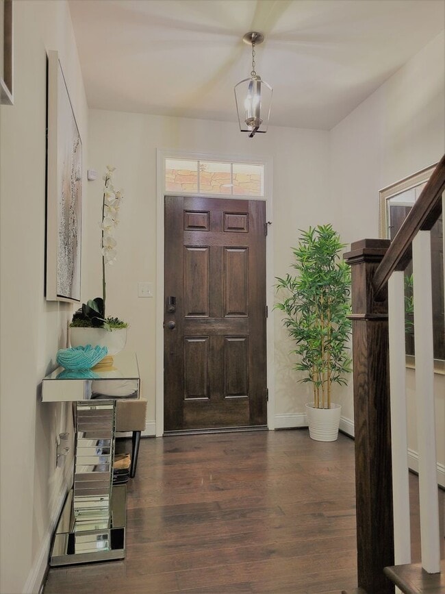 Building Photo - Stunning 4 bedroom 3.5 bath townhome locat...