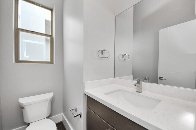 Building Photo - 3204 Sherman St