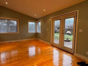 Building Photo - 146 Marks Ave