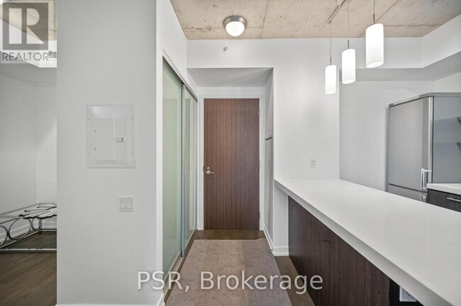 Photo du bâtiment - 560-560 King St W