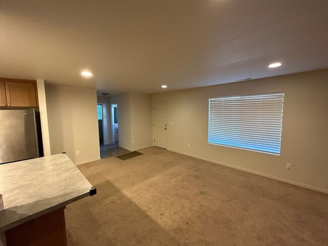 Building Photo - AUG750-800