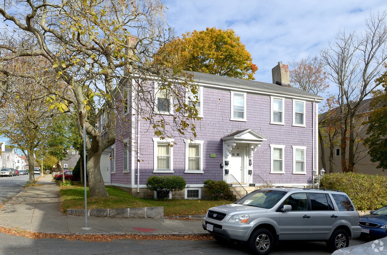 Building Photo - 223 Walnut St