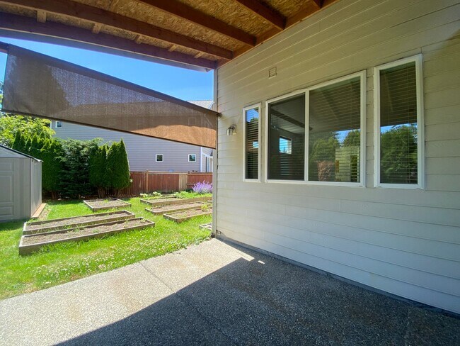 Building Photo - 4 bedroom home on Cul-de-sac!