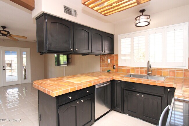 Building Photo - 10511 E Sahuaro Dr