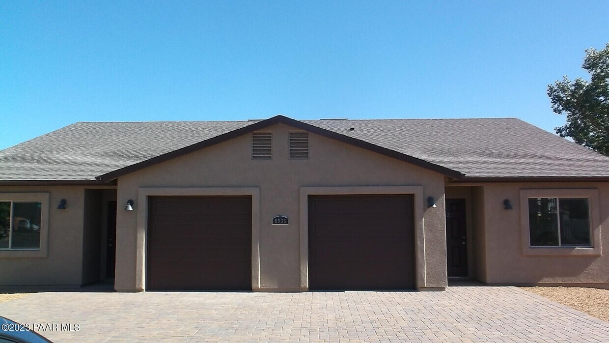 Primary Photo - 8936 E Yavapai Rd