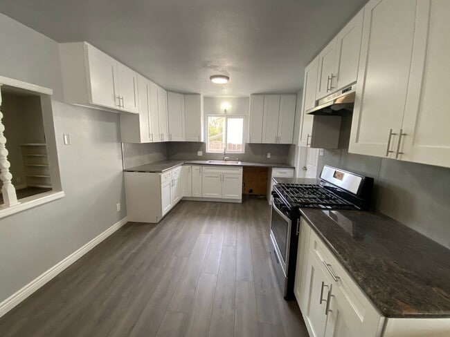 Building Photo - Updated North West Visalia Available Now!