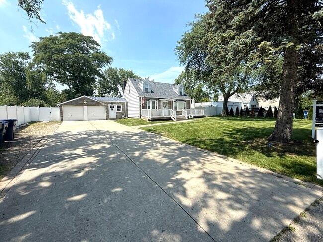 Building Photo - 684 Pfingsten Rd