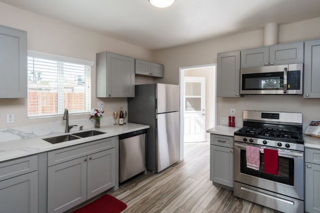 Foto del edificio - Completely renovated 1 bed, 1 bath house with yard