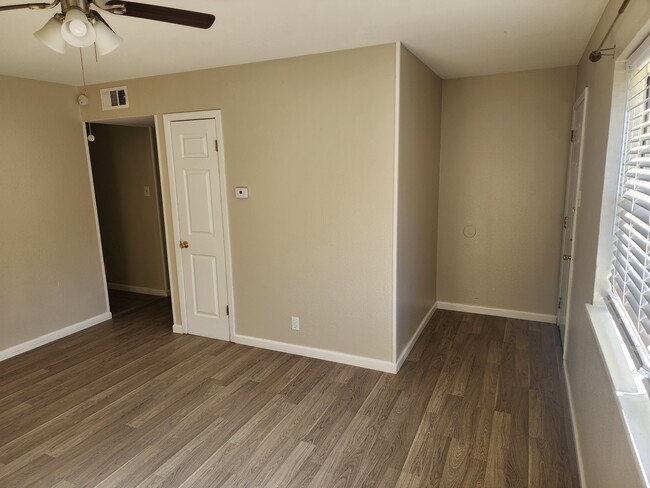 Building Photo - 4665 Hartel